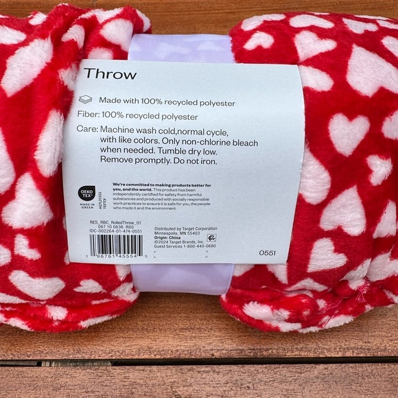 2 Room Essentials 50in x 60in Red and White Heart Throw Blanket New - Picture 5 of 5